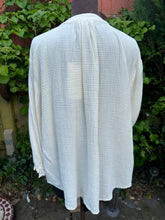 Load image into Gallery viewer, Vesti - cream Peasant blouse with Broderick Anglais