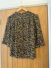 Load image into Gallery viewer, Printed piped-detailing top - bubblegum