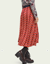 Load image into Gallery viewer, Red satin printed pleated midi skirt