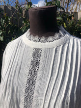 Load image into Gallery viewer, Blouse Lola - SIZE LARGE